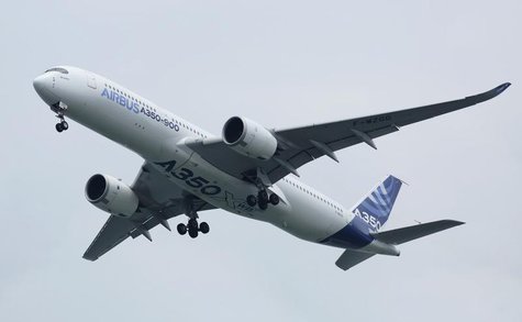 An Airbus A350-900 aircraft performs a flight pass during the Singapore Airshow in Singapore February 11, 2014. REUTERS/Tim Chong An Airbus A350-900 aircraft performs a flight pass during the Singapore Airshow in Singapore February 11, 2014. REUTERS/Tim Chong