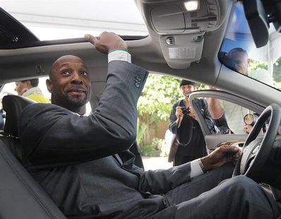 Miami Heat executive and former National Basketball Association player Alonzo Mourning checks the headroom in the new Lincoln MKZ premium mi Miami Heat executive and former National Basketball Association player Alonzo Mourning checks the headroom in the new Lincoln MKZ premium mi