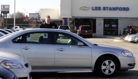A customer looks at a 2009 Chevrolet Impala sedan at a dealership in Dearborn, Michigan December 29, 2008. REUTERS/Rebecca Cook