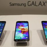 New Samsung Galaxy S5 smartphones are seen on a display at the Mobile World Congress in Barcelona February 23, 2014. REUTERS/Albert Gea New Samsung Galaxy S5 smartphones are seen on a display at the Mobile World Congress in Barcelona February 23, 2014. REUTERS/Albert Gea