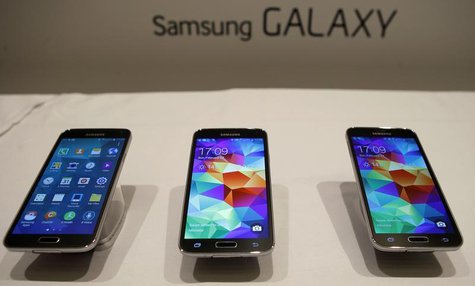 New Samsung Galaxy S5 smartphones are seen on a display at the Mobile World Congress in Barcelona February 23, 2014. REUTERS/Albert Gea New Samsung Galaxy S5 smartphones are seen on a display at the Mobile World Congress in Barcelona February 23, 2014. REUTERS/Albert Gea
