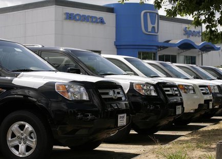 New Honda Pilot SUVs are seen at a dealership in Silver Spring, Maryland, July 1, 2008. REUTERS/Yuri Gripas New Honda Pilot SUVs are seen at a dealership in Silver Spring, Maryland, July 1, 2008. REUTERS/Yuri Gripas