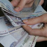A vendor counts Russian rouble banknotes at a market in Moscow, March 3, 2014. REUTERS/Maxim Shemetov A vendor counts Russian rouble banknotes at a market in Moscow, March 3, 2014. REUTERS/Maxim Shemetov