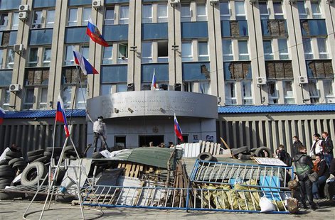 Pro-Russian protesters gather at a barricade outside the offices of the SBU state security service in Luhansk, in eastern Ukraine April 7, 2 Pro-Russian protesters gather at a barricade outside the offices of the SBU state security service in Luhansk, in eastern Ukraine April 7, 2