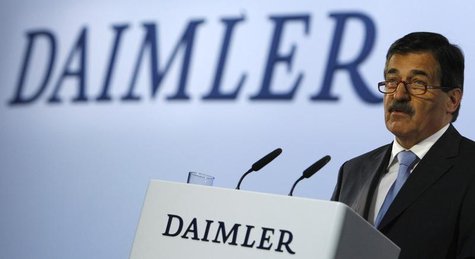 Daimler's chairman of the advisory board Manfred Bischoff addresses the annual shareholder meeting in Berlin April 9, 2008. REUTERS/Fabrizio Daimler's chairman of the advisory board Manfred Bischoff addresses the annual shareholder meeting in Berlin April 9, 2008. REUTERS/Fabrizio