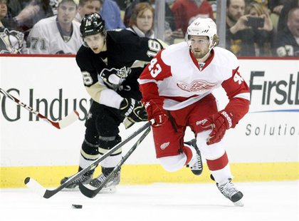 Apr 9, 2014; Pittsburgh, PA, USA; Detroit Red Wings center Darren Helm (43) skates with the puck as Pittsburgh Penguins center Brandon Sutte Apr 9, 2014; Pittsburgh, PA, USA; Detroit Red Wings center Darren Helm (43) skates with the puck as Pittsburgh Penguins center Brandon Sutte