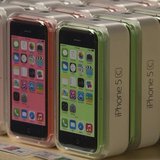 Apple iPhone 5c phones are pictured at the Apple retail store on Fifth Avenue in Manhattan, New York September 20, 2013. REUTERS/Adrees Lati Apple iPhone 5c phones are pictured at the Apple retail store on Fifth Avenue in Manhattan, New York September 20, 2013. REUTERS/Adrees Lati