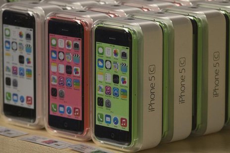 Apple iPhone 5c phones are pictured at the Apple retail store on Fifth Avenue in Manhattan, New York September 20, 2013. REUTERS/Adrees Lati Apple iPhone 5c phones are pictured at the Apple retail store on Fifth Avenue in Manhattan, New York September 20, 2013. REUTERS/Adrees Lati