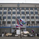 A barricade is set up in front of the seized SBU state security service in Luhansk, in eastern Ukraine April 10, 2014. REUTERS/Shamil Zhumat A barricade is set up in front of the seized SBU state security service in Luhansk, in eastern Ukraine April 10, 2014. REUTERS/Shamil Zhumat