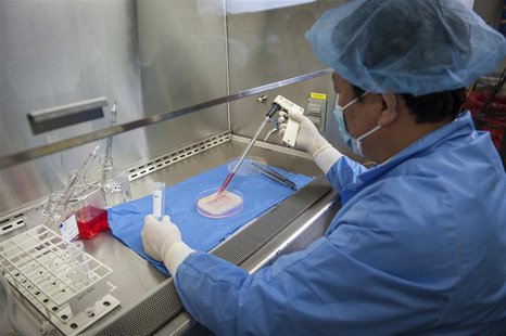 Yuanyuan Zhang, M.D., Ph.D, assistant professor at the Wake Forest Institute for Regenerative Medicine, demonstrates the process to engineer Yuanyuan Zhang, M.D., Ph.D, assistant professor at the Wake Forest Institute for Regenerative Medicine, demonstrates the process to engineer