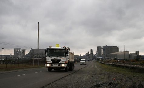 Trucks leave an Anglo American Platinum (AMPLATS) processing plant near Rustenburg in this October 12, 2012 file photo. REUTERS/Mike Hutchin Trucks leave an Anglo American Platinum (AMPLATS) processing plant near Rustenburg in this October 12, 2012 file photo. REUTERS/Mike Hutchin