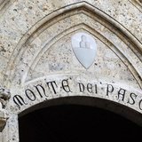 The Monte dei Paschi bank logo is seen on the main entrance of the bank's headquarters in Siena March 12, 2012. REUTERS/Max Rossi The Monte dei Paschi bank logo is seen on the main entrance of the bank's headquarters in Siena March 12, 2012. REUTERS/Max Rossi