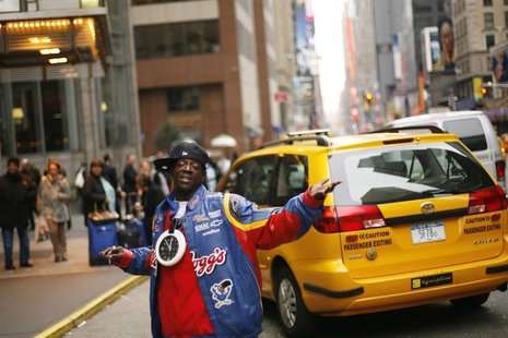 Rapper Flavor Flav walks down the street in New York March 16, 2009. REUTERS/Lucas Jackson Rapper Flavor Flav walks down the street in New York March 16, 2009. REUTERS/Lucas Jackson