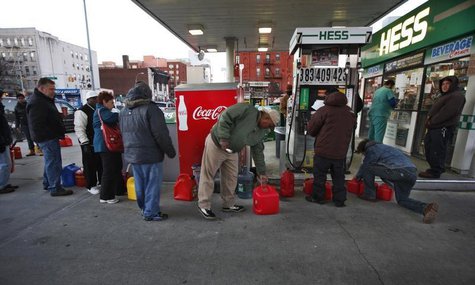 Customers wait in line for fuel at a Hess gas station in Brooklyn, New York November 9, 2012. REUTERS/Brendan McDermid Customers wait in line for fuel at a Hess gas station in Brooklyn, New York November 9, 2012. REUTERS/Brendan McDermid