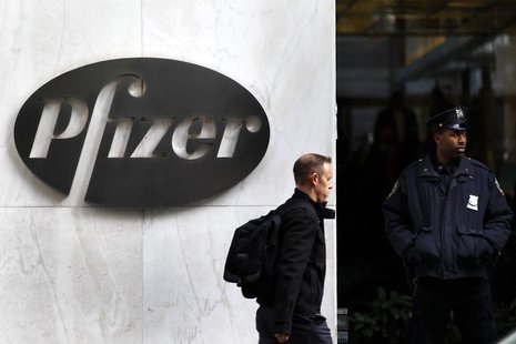 A man walks past the Pfizer logo next to a New York Police Officer standing outside Pfizer's world headquarters in New York November 5, 2013 A man walks past the Pfizer logo next to a New York Police Officer standing outside Pfizer's world headquarters in New York November 5, 2013