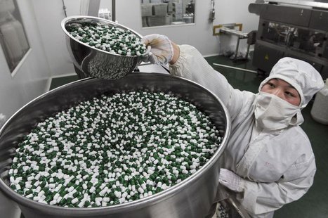 A worker packs Chinese patent capsules the medicine which tops the list of a Diagnosis and treatment scheme for human contracted H7N9 virus A worker packs Chinese patent capsules the medicine which tops the list of a Diagnosis and treatment scheme for human contracted H7N9 virus