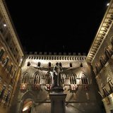The Monte dei Paschi bank headquarters is pictured in Siena August 16, 2013. REUTERS/Stefano Rellandini The Monte dei Paschi bank headquarters is pictured in Siena August 16, 2013. REUTERS/Stefano Rellandini