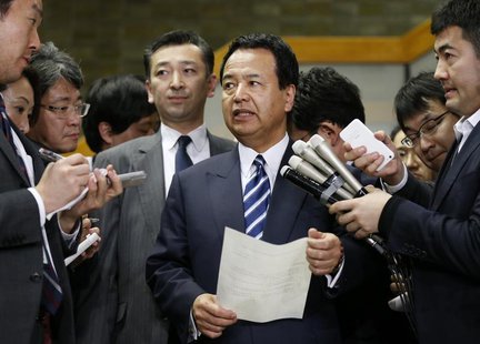 Japan's Economics Minister Akira Amari (C) speaks as he is surrounded by media after meetings with U.S. Trade Representative Michael Froman Japan's Economics Minister Akira Amari (C) speaks as he is surrounded by media after meetings with U.S. Trade Representative Michael Froman