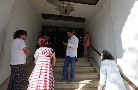 People stand at a staircase after evacuating a building following an earthquake in Mexico City April 18, 2014. REUTERS/Claudia Daut People stand at a staircase after evacuating a building following an earthquake in Mexico City April 18, 2014. REUTERS/Claudia Daut