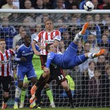 Chelsea's Fernando Torres attempts an overhead kick during their English Premier League soccer match against Sunderland at Stamford Bridge i Chelsea's Fernando Torres attempts an overhead kick during their English Premier League soccer match against Sunderland at Stamford Bridge i