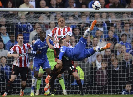 Chelsea's Fernando Torres attempts an overhead kick during their English Premier League soccer match against Sunderland at Stamford Bridge i Chelsea's Fernando Torres attempts an overhead kick during their English Premier League soccer match against Sunderland at Stamford Bridge i