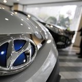 An employee wipes down a car as the logo of Hyundai Motor is seen on a car at a Hyundai dealership in Seoul April 25, 2013. REUTERS/Kim Hong An employee wipes down a car as the logo of Hyundai Motor is seen on a car at a Hyundai dealership in Seoul April 25, 2013. REUTERS/Kim Hong