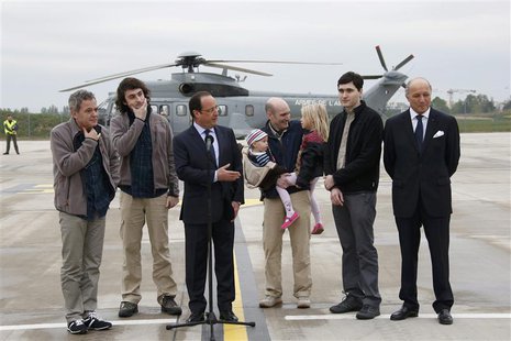 French Presidnt Francois Hollande (C) speaks with former French hostages and journalists, from L-2ndR, Didier Francois, Edouard Elias , Nico French Presidnt Francois Hollande (C) speaks with former French hostages and journalists, from L-2ndR, Didier Francois, Edouard Elias , Nico