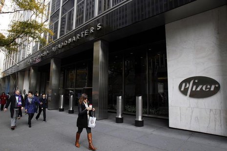 Pedestrians walk past the world headquarters of Pfizer in New York November 5, 2013. REUTERS/Adam Hunger Pedestrians walk past the world headquarters of Pfizer in New York November 5, 2013. REUTERS/Adam Hunger