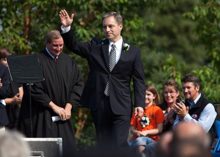 Alaska Governor Sean Parnell waves to crowd after being sworn in at the annual Governor's Picnic in Fairbanks, Alaska, July 26, 2009. REUTER Alaska Governor Sean Parnell waves to crowd after being sworn in at the annual Governor's Picnic in Fairbanks, Alaska, July 26, 2009. REUTER