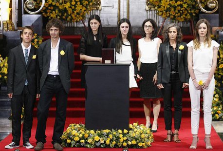The grandchildren and other relatives of Colombian Nobel laureate Gabriel Garcia Marquez stand around the urn containing his ashes for publi The grandchildren and other relatives of Colombian Nobel laureate Gabriel Garcia Marquez stand around the urn containing his ashes for publi
