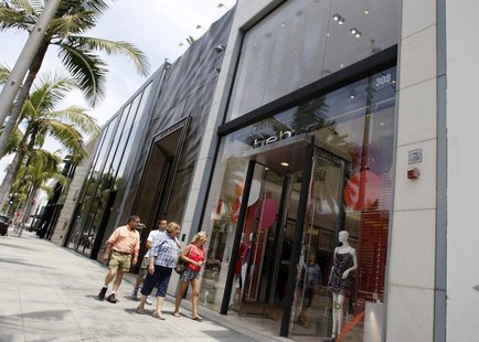 People walk past the Bebe store on Rodeo Drive in Beverly Hills, California, May 21, 2013. REUTERS/Fred Prouser People walk past the Bebe store on Rodeo Drive in Beverly Hills, California, May 21, 2013. REUTERS/Fred Prouser