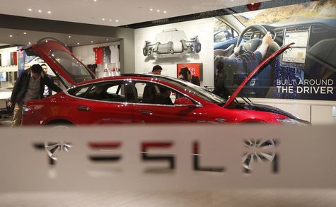 A man looks around Tesla Motors' Model S P85 at its showroom in Beijing January 29, 2014. REUTERS/Kim Kyung-Hoon A man looks around Tesla Motors' Model S P85 at its showroom in Beijing January 29, 2014. REUTERS/Kim Kyung-Hoon
