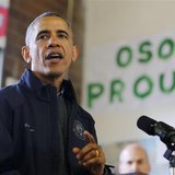 U.S. President Barack Obama speaks to first responders after touring the mudslide damage in Oso, Washington, April 22, 2014. REUTERS/Larry D U.S. President Barack Obama speaks to first responders after touring the mudslide damage in Oso, Washington, April 22, 2014. REUTERS/Larry D