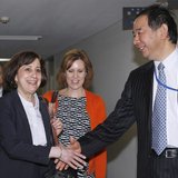 Acting Deputy U.S. Trade Representative Wendy Cutler (L) shakes hands with Japan's deputy chief negotiator Hiroshi Oe ahead of their meeting Acting Deputy U.S. Trade Representative Wendy Cutler (L) shakes hands with Japan's deputy chief negotiator Hiroshi Oe ahead of their meeting