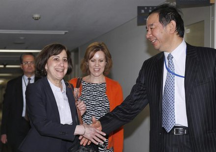 Acting Deputy U.S. Trade Representative Wendy Cutler (L) shakes hands with Japan's deputy chief negotiator Hiroshi Oe ahead of their meeting Acting Deputy U.S. Trade Representative Wendy Cutler (L) shakes hands with Japan's deputy chief negotiator Hiroshi Oe ahead of their meeting