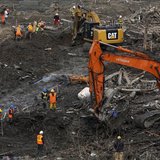 Rescue workers work in a debris field left by a mudslide in Oso, Washington April 3, 2014. REUTERS/Max Whittaker Rescue workers work in a debris field left by a mudslide in Oso, Washington April 3, 2014. REUTERS/Max Whittaker