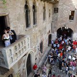 Luca Ceccarelli (R) kisses his wife Irene Lanforti after getting married at Casa di Giulietta in Verona in this June 1, 2009 file photo. REU Luca Ceccarelli (R) kisses his wife Irene Lanforti after getting married at Casa di Giulietta in Verona in this June 1, 2009 file photo. REU