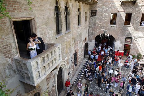 Luca Ceccarelli (R) kisses his wife Irene Lanforti after getting married at Casa di Giulietta in Verona in this June 1, 2009 file photo. REU Luca Ceccarelli (R) kisses his wife Irene Lanforti after getting married at Casa di Giulietta in Verona in this June 1, 2009 file photo. REU