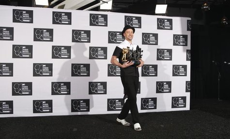 Justin Timberlake poses with his multiple Moonman awards during the 2013 MTV Video Music Awards in New York August 25, 2013. REUTERS/Carlo A Justin Timberlake poses with his multiple Moonman awards during the 2013 MTV Video Music Awards in New York August 25, 2013. REUTERS/Carlo A