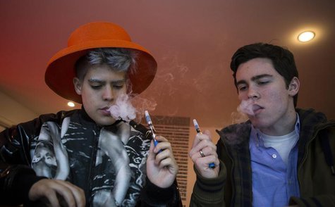 Customers puff on e-cigarettes at the Henley Vaporium in New York City December 18, 2013. REUTERS/Mike Segar Customers puff on e-cigarettes at the Henley Vaporium in New York City December 18, 2013. REUTERS/Mike Segar