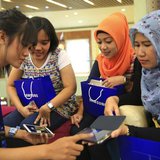 Women listen as a Samsung employee provides instructions on using their new Galaxy smartphones in Jakarta, April 11, 2014. REUTERS/Beawihart Women listen as a Samsung employee provides instructions on using their new Galaxy smartphones in Jakarta, April 11, 2014. REUTERS/Beawihart