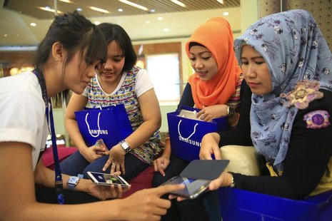 Women listen as a Samsung employee provides instructions on using their new Galaxy smartphones in Jakarta, April 11, 2014. REUTERS/Beawihart Women listen as a Samsung employee provides instructions on using their new Galaxy smartphones in Jakarta, April 11, 2014. REUTERS/Beawihart
