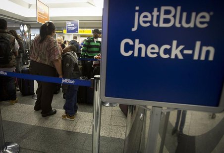 People wait in line at the JetBlue counter at La Guardia airport in New York January 6, 2014. REUTERS/Carlo Allegri People wait in line at the JetBlue counter at La Guardia airport in New York January 6, 2014. REUTERS/Carlo Allegri