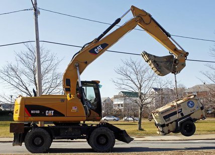 A Caterpillar tractor lifts a piece of construction equipment in Somerville, Massachusetts January 27, 2010. REUTERS/Brian Snyder A Caterpillar tractor lifts a piece of construction equipment in Somerville, Massachusetts January 27, 2010. REUTERS/Brian Snyder