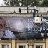 Workers install a banner of the late Nobel Laureate Gabriel Garcia Marquez in Bogota April 22, 2014. REUTERS/Fredy Builes Workers install a banner of the late Nobel Laureate Gabriel Garcia Marquez in Bogota April 22, 2014. REUTERS/Fredy Builes