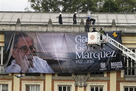 Workers install a banner of the late Nobel Laureate Gabriel Garcia Marquez in Bogota April 22, 2014. REUTERS/Fredy Builes Workers install a banner of the late Nobel Laureate Gabriel Garcia Marquez in Bogota April 22, 2014. REUTERS/Fredy Builes