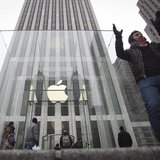 A man poses for a photo in front of the Apple store on 5th Avenue in New York, December 26, 2013. REUTERS/Carlo Allegri A man poses for a photo in front of the Apple store on 5th Avenue in New York, December 26, 2013. REUTERS/Carlo Allegri