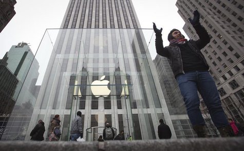 A man poses for a photo in front of the Apple store on 5th Avenue in New York, December 26, 2013. REUTERS/Carlo Allegri A man poses for a photo in front of the Apple store on 5th Avenue in New York, December 26, 2013. REUTERS/Carlo Allegri