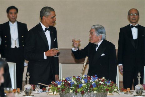 U.S. President Barack Obama (2nd L) and Japan's Emperor Akihito (2nd R) offer toasts to each other during the Japan State Dinner at the Impe U.S. President Barack Obama (2nd L) and Japan's Emperor Akihito (2nd R) offer toasts to each other during the Japan State Dinner at the Impe