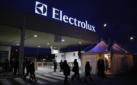 Electrolux factory workers join the union-led protest outside a factory in Porcia, northern Italy, February 28, 2014. REUTERS/Stefano Rellan Electrolux factory workers join the union-led protest outside a factory in Porcia, northern Italy, February 28, 2014. REUTERS/Stefano Rellan